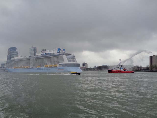 Cruiseschip ms Ovation of the Seas van Royal Caribbean International aan de Cruise Terminal Rotterdam